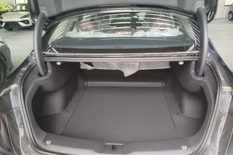 Used Hongqi H5 2025 2.0T Automatic Flag Edition – 500 000 Units Commemorative Version Trunk