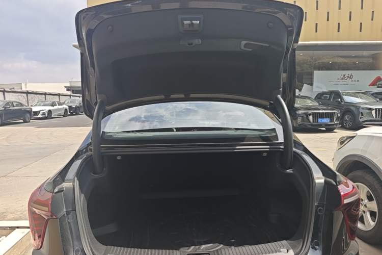 Used Hongqi H5 2025 2.0T Automatic Flag Edition – 500 000 Units Commemorative Version Trunk