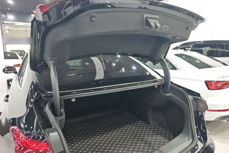 Used Hongqi H5 2025 2.0T Automatic Flag Edition – 500 000 Units Commemorative Version Trunk