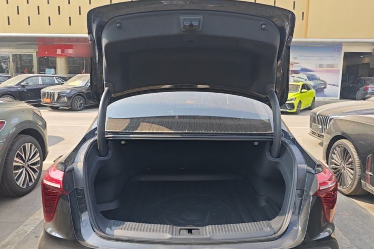 Used Hongqi H5 2025 2.0T Automatic Flag Edition – 500 000 Units Commemorative Version Trunk