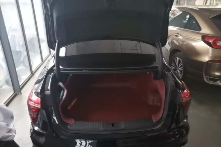 Used Hongqi H5 2025 2.0T Automatic Flag Edition – 500 000 Units Commemorative Version Trunk