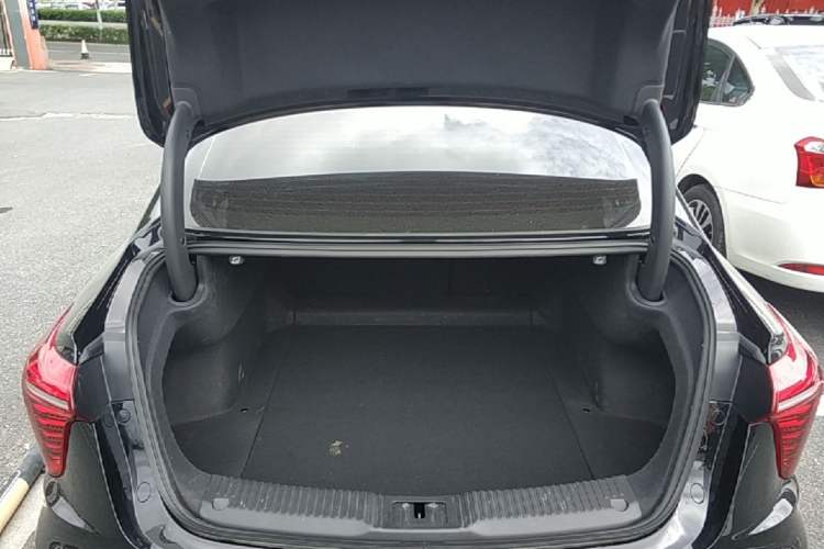 Used Hongqi H5 2025 2.0T Automatic Flag Edition – 500 000 Units Commemorative Version Trunk