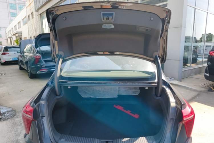 Used Hongqi H5 2025 2.0T Automatic Flag Edition – 500 000 Units Commemorative Version Trunk