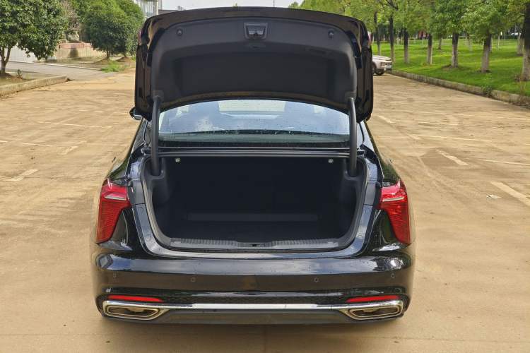 Used Hongqi H5 2025 2.0T Automatic Flag Edition – 500 000 Units Commemorative Version Trunk