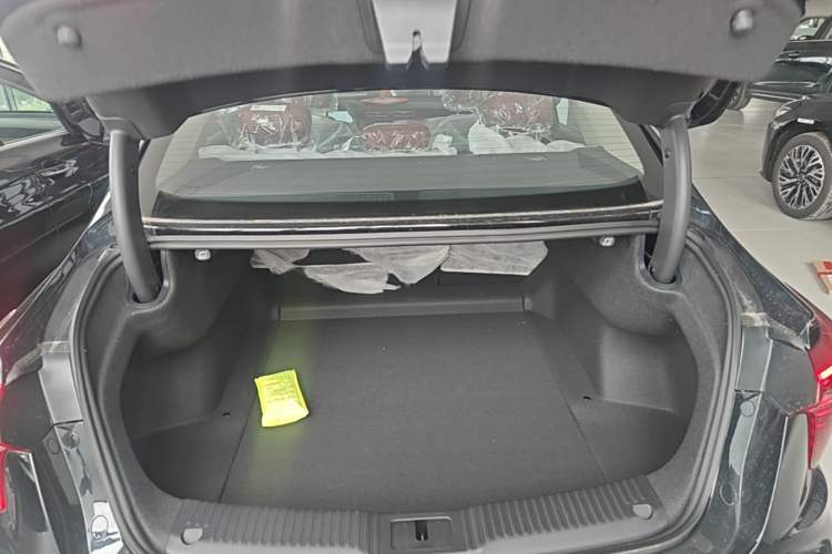 Used Hongqi H5 2025 2.0T Automatic Flag Edition – 500 000 Units Commemorative Version Trunk