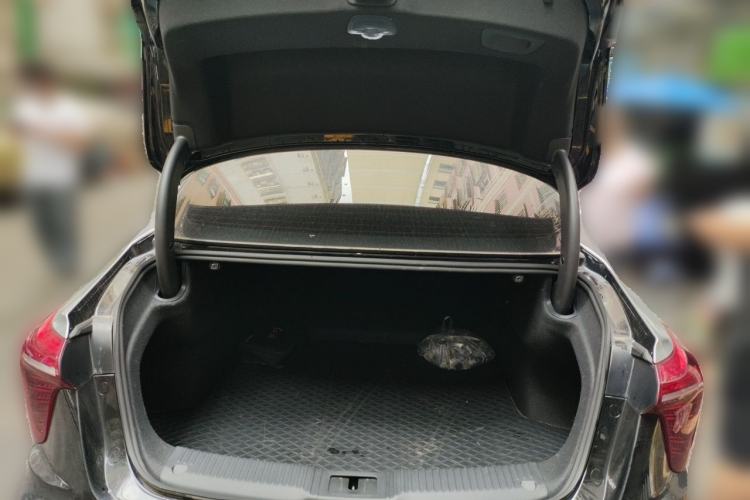 Used Hongqi H5 2025 2.0T Automatic Flag Edition – 500 000 Units Commemorative Version Trunk
