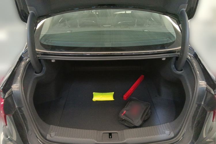Used Hongqi H5 2025 2.0T Automatic Flag Edition – 500 000 Units Commemorative Version Trunk