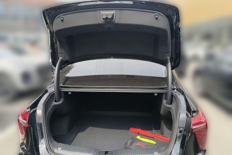 Used Hongqi H5 2025 2.0T Automatic Flag Edition – 500 000 Units Commemorative Version Trunk