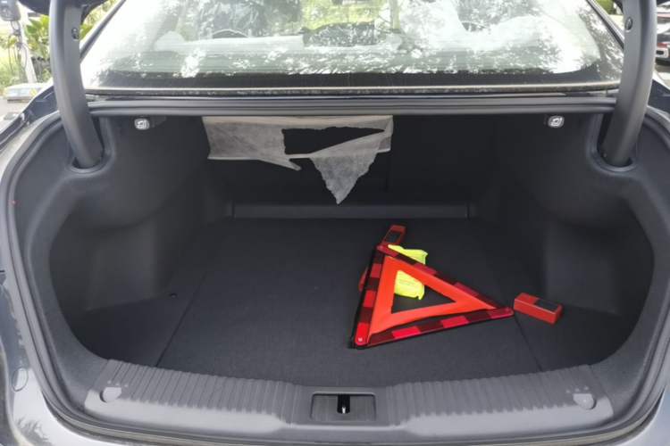 Used Hongqi H5 2025 2.0T Automatic Flag Edition – 500 000 Units Commemorative Version Trunk
