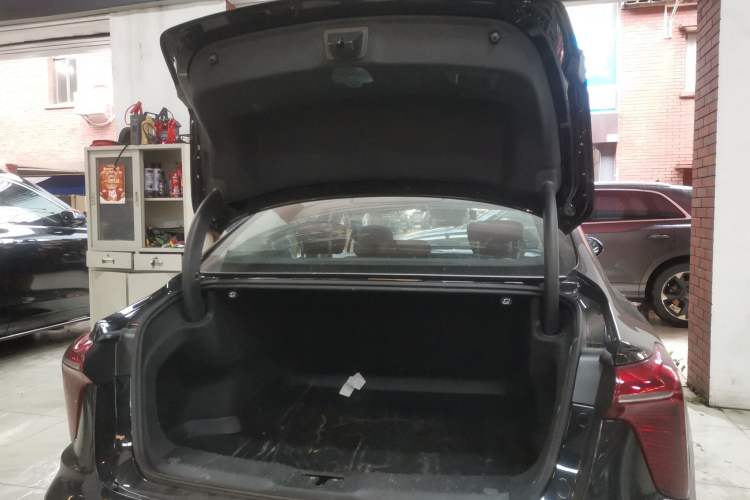 Used Hongqi H5 2025 2.0T Automatic Flag Edition – 500 000 Units Commemorative Version Trunk
