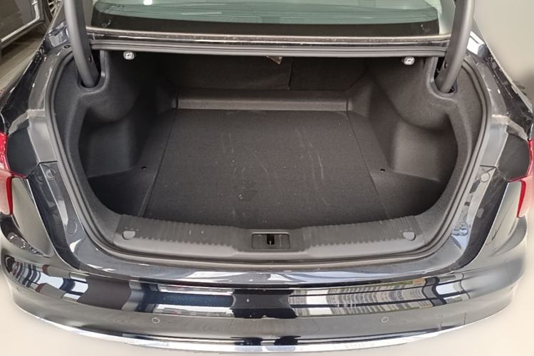 Used Hongqi H5 2025 2.0T Automatic Flag Edition – 500 000 Units Commemorative Version Trunk