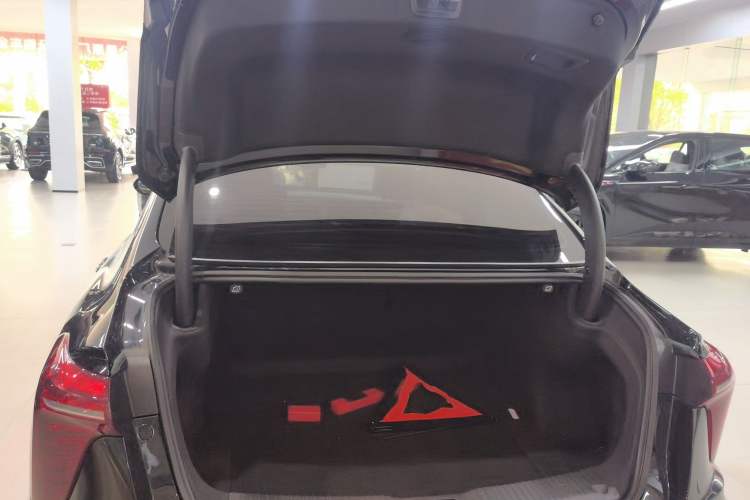 Used Hongqi H5 2025 2.0T Automatic Flag Edition – 500 000 Units Commemorative Version Trunk