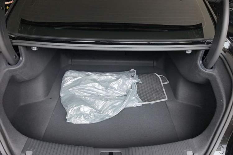 Used Hongqi H5 2025 2.0T Automatic Flag Edition – 500 000 Units Commemorative Version Trunk