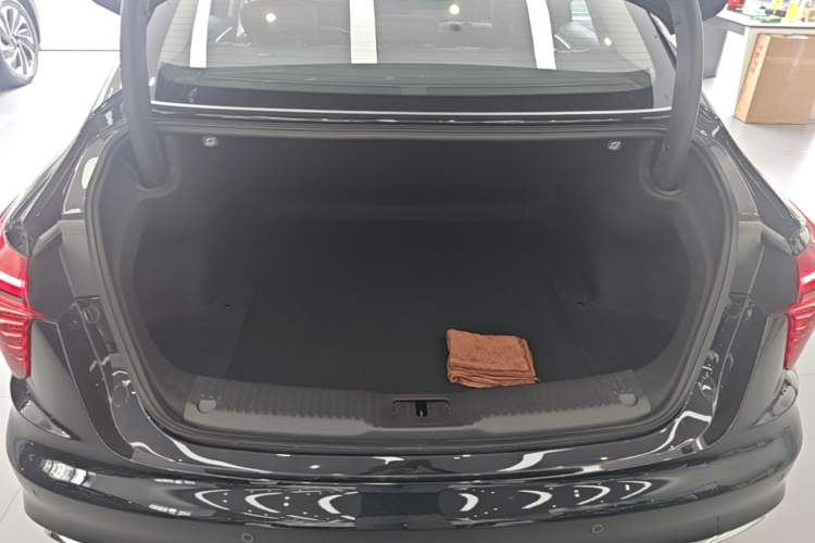 Used Hongqi H5 2025 2.0T Automatic Flag Edition – 500 000 Units Commemorative Version Trunk