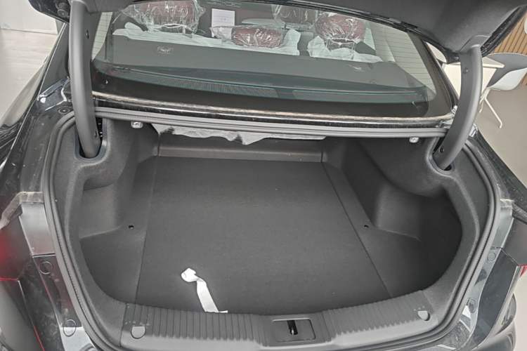 Used Hongqi H5 2025 2.0T Automatic Flag Edition – 500 000 Units Commemorative Version Trunk