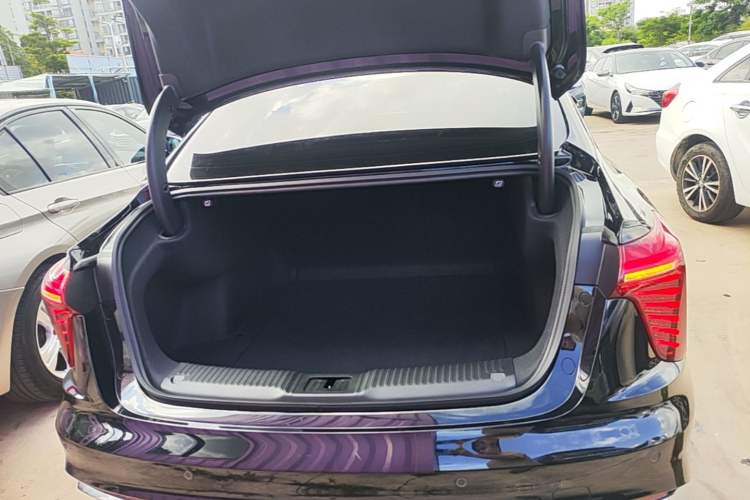 Used Hongqi H5 2025 2.0T Automatic Flag Edition – 500 000 Units Commemorative Version Trunk