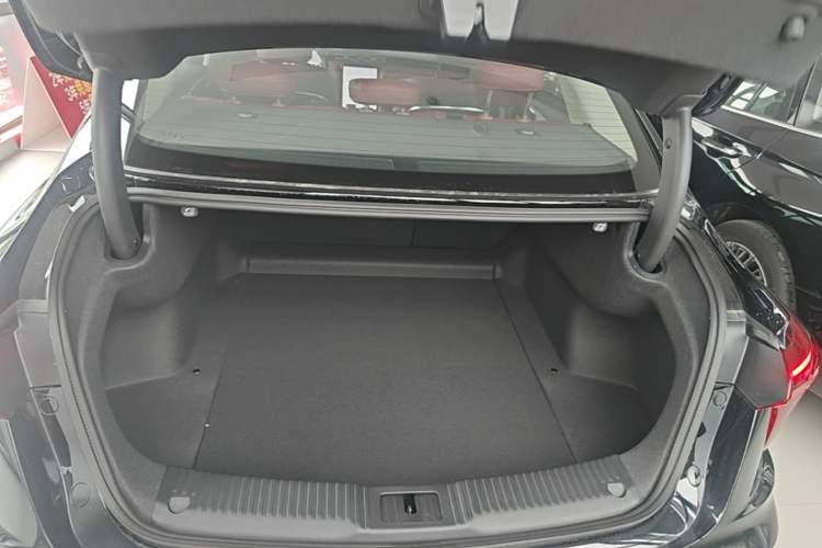 Used Hongqi H5 2025 2.0T Automatic Flag Edition – 500 000 Units Commemorative Version Trunk