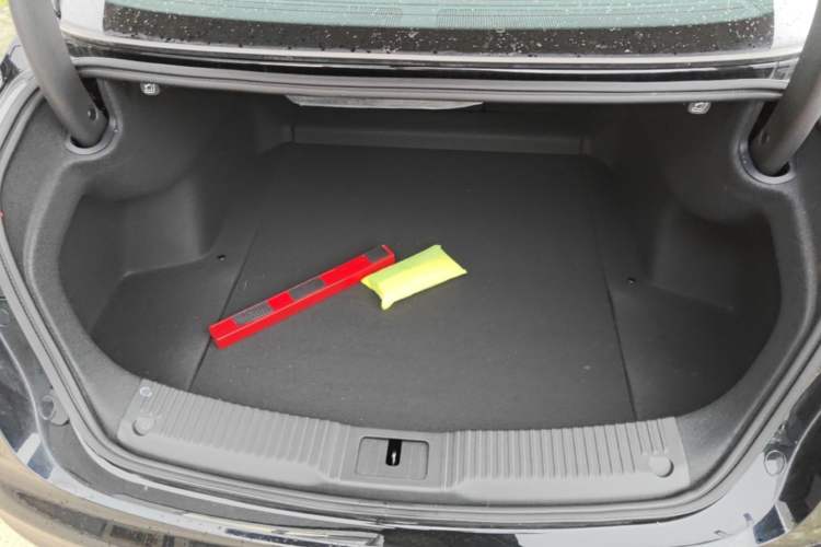 Used Hongqi H5 2025 2.0T Automatic Flag Edition – 500 000 Units Commemorative Version Trunk