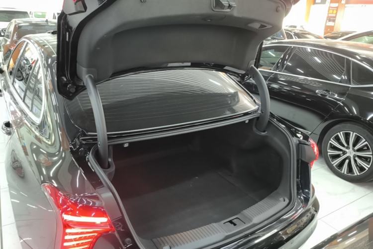 Used Hongqi H5 2025 2.0T Automatic Flag Edition – 500 000 Units Commemorative Version Trunk