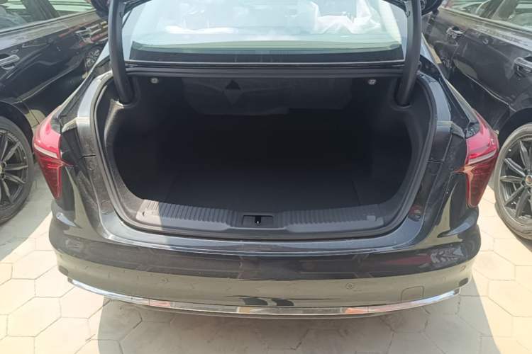 Used Hongqi H5 2025 1.5T DCT Qiyun 500 000th Unit Commemorative Edition Trunk