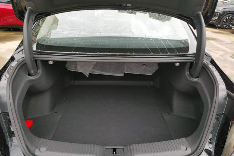 Used Hongqi H5 2025 2.0T Automatic Flag Edition – 500 000 Units Commemorative Version Trunk