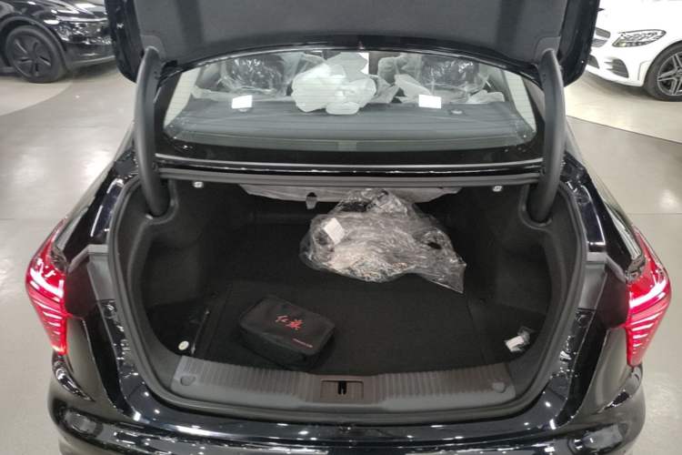 Used Hongqi H5 2025 2.0T Automatic Flag Edition – 500 000 Units Commemorative Version Trunk