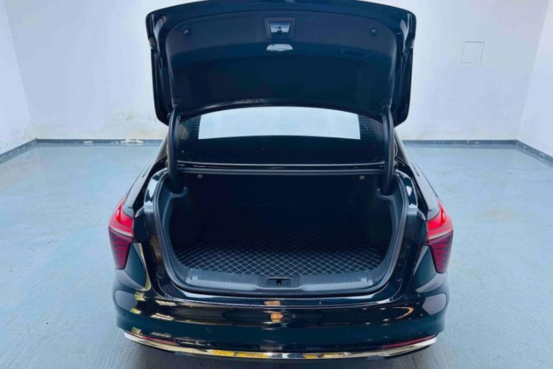 Used Hongqi H5 2025 2.0T Automatic Flag Edition – 500 000 Units Commemorative Version Trunk