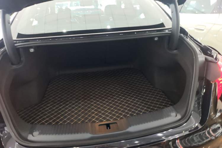 Used Hongqi H5 2025 2.0T Automatic Flag Edition – 500 000 Units Commemorative Version Trunk