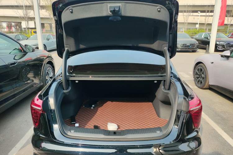 Used Hongqi H5 2025 2.0T Automatic Flag Edition – 500 000 Units Commemorative Version Trunk
