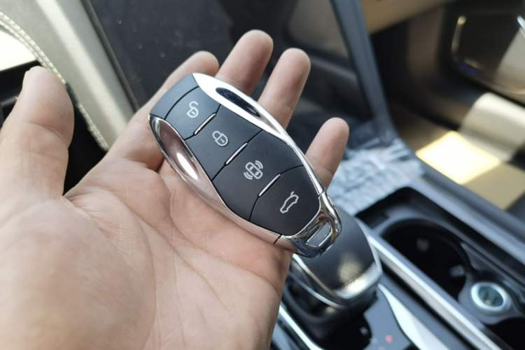 Used Hongqi H5 2025 2.0T Automatic Flag Edition – 500 000 Units Commemorative Version Vehicle Key