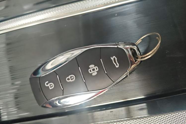 Used Hongqi H5 2025 2.0T Automatic Flag Edition – 500 000 Units Commemorative Version Vehicle Key