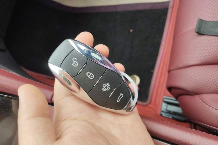 Used Hongqi H5 2025 2.0T Automatic Flag Edition – 500 000 Units Commemorative Version Vehicle Key