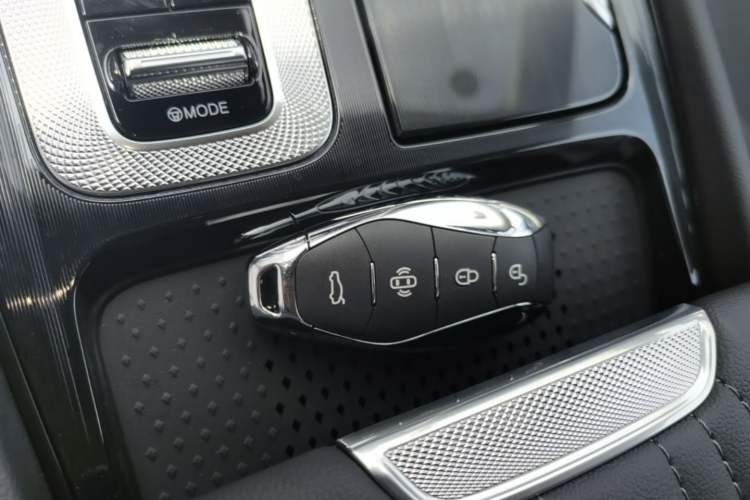 Used Hongqi H5 2025 2.0T Automatic Flag Edition – 500 000 Units Commemorative Version Vehicle Key