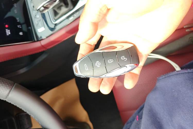 Used Hongqi H5 2025 2.0T Automatic Flag Edition – 500 000 Units Commemorative Version Vehicle Key