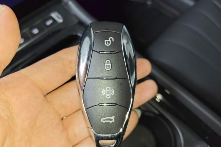 Used Hongqi H5 2025 2.0T Automatic Flagship 500 000th Unit Anniversary Edition Vehicle Key
