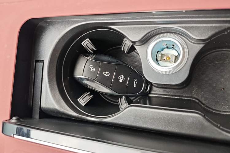 Used Hongqi H5 2025 2.0T Automatic Flag Edition – 500 000 Units Commemorative Version Vehicle Key