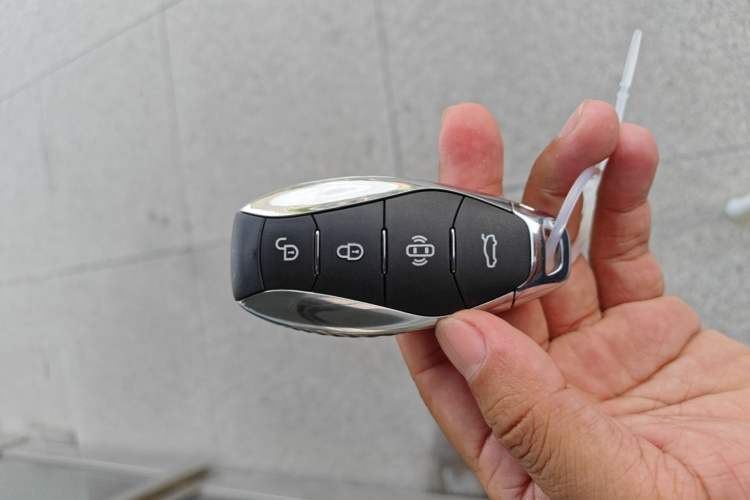 Used Hongqi H5 2025 2.0T Automatic Flag Edition – 500 000 Units Commemorative Version Vehicle Key