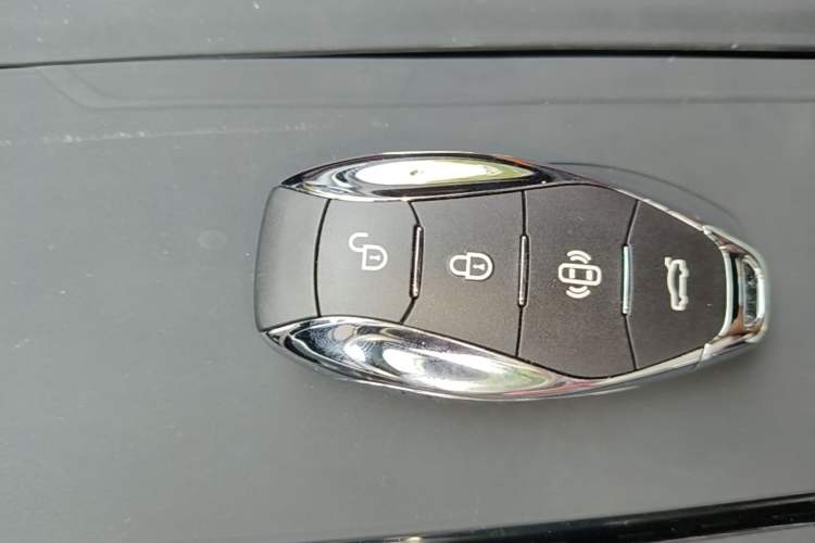Used Hongqi H5 2025 2.0T Automatic Xuan Ying Edition Vehicle Key