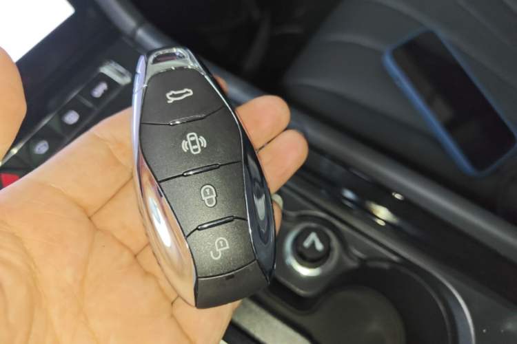 Used Hongqi H5 2025 2.0T Automatic Flag Edition – 500 000 Units Commemorative Version Vehicle Key