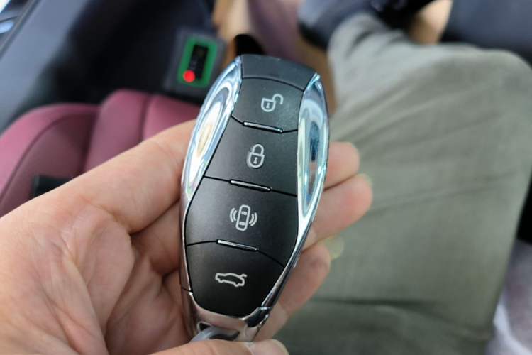 Used Hongqi H5 2025 2.0T Automatic Flag Edition – 500 000 Units Commemorative Version Vehicle Key