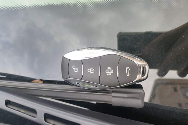 Used Hongqi H5 2025 2.0T Automatic Flag Edition – 500 000 Units Commemorative Version Vehicle Key