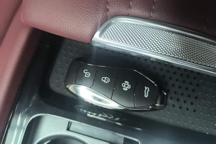 Used Hongqi H5 2025 Model 2.0T Automatic Xuan Ying 2 Million Units Commemorative Edition Vehicle Key