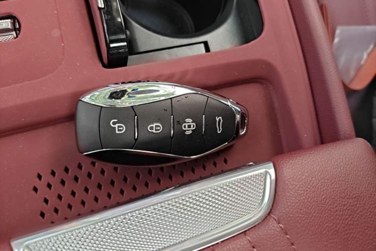 Used Hongqi H5 2025 2.0T Automatic Flag Edition – 500 000 Units Commemorative Version Vehicle Key