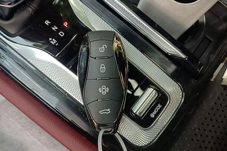 Used Hongqi H5 2025 Model 2.0T Automatic Xuan Ying 2 Million Units Commemorative Edition Vehicle Key