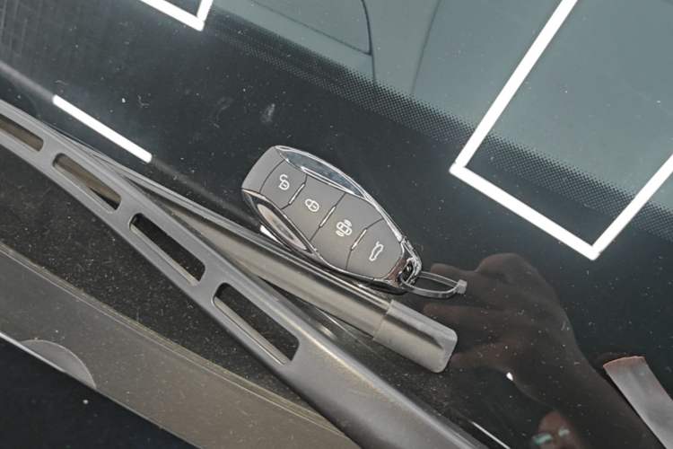 Used Hongqi H5 2025 Model 2.0T Automatic Xuan Ying 2 Million Units Commemorative Edition Vehicle Key