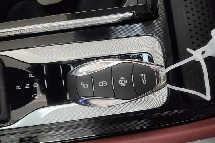 Used Hongqi H5 2025 2.0T Automatic Flag Edition – 500 000 Units Commemorative Version Vehicle Key