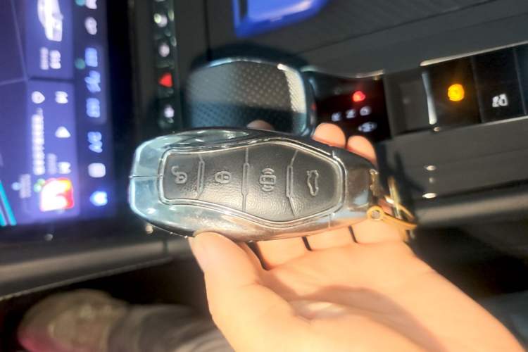 Used Hongqi H5 2025 2.0T Automatic Flag Edition – 500 000 Units Commemorative Version Vehicle Key