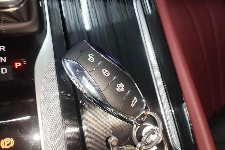 Used Hongqi H5 2025 2.0T Automatic Flag Edition – 500 000 Units Commemorative Version Vehicle Key