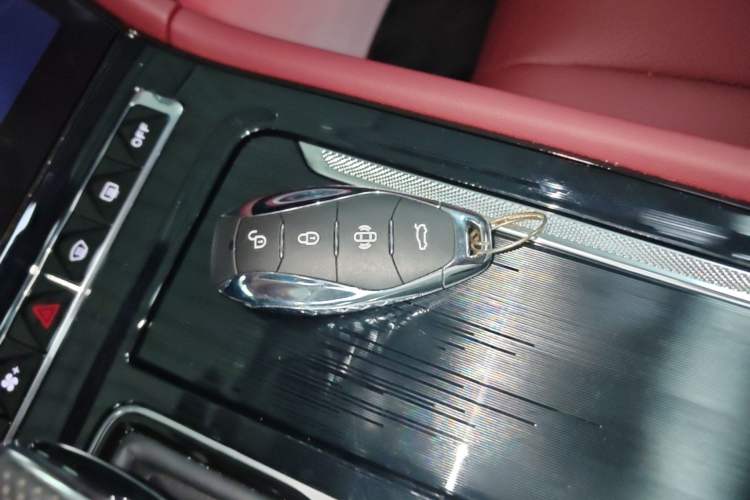 Used Hongqi H5 2025 2.0T Automatic Flag Edition – 500 000 Units Commemorative Version Vehicle Key
