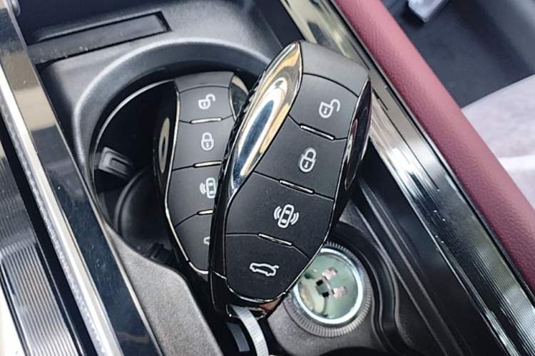 Used Hongqi H5 2025 2.0T Automatic Xuan Ying Edition Vehicle Key
